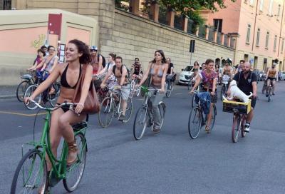 Ciclonudisti per le strade di Bologna
