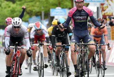 Giro: vince Modolo, Aru in rosa