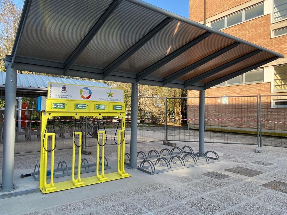 Venezia, svolta green: nelle scuole parcheggi con ricarica per le biciclette elettriche