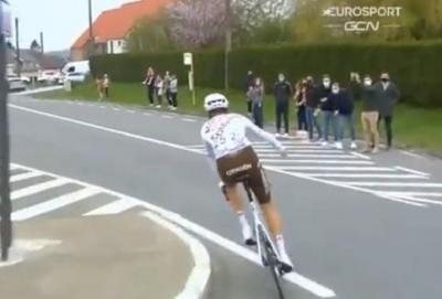 Giro delle Fiandre, ciclista squalificato per aver lanciato in strada una borraccia