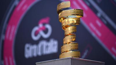 Il Trofeo Senza Fine del Giro d'Italia esposto a Milano per i ciclisti