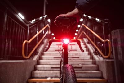 Luce e antifurto per bici: il nuovo fanalino smart di Vodafone