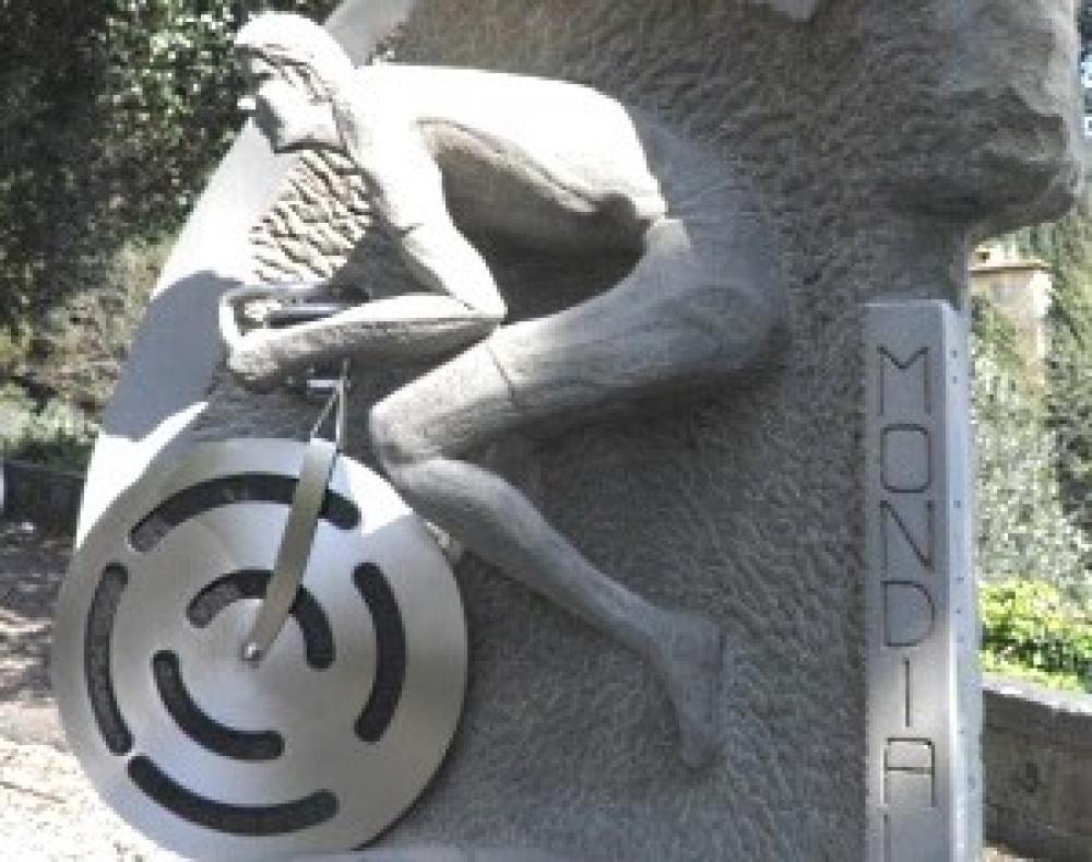 Fiesole, rubata la ruota al monumento al ciclista Franco Ballerini 