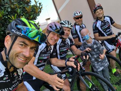 Cinque ciclisti trevigiani pedaleranno dall’Italia alla Francia per raccogliere fondi per la ricerca