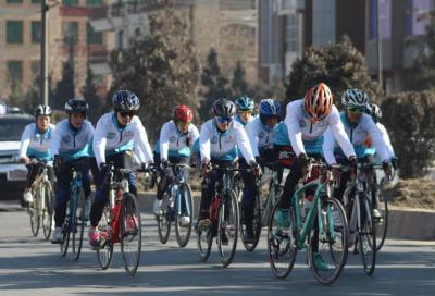 Salvare le cicliste afghane: l'impegno dell'Italia per aiutarle a lasciare Kabul