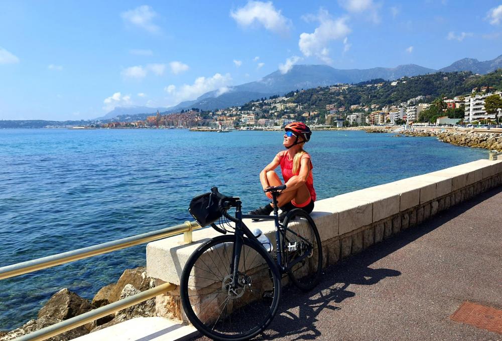 In bici lungo la ciclabile della Riviera dei Fiori, da Imperia a Mentone