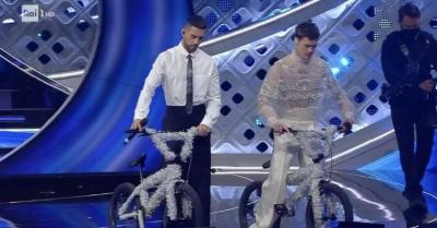 Mahmoud e Blanco vincono Sanremo con le loro biciclette di diamanti