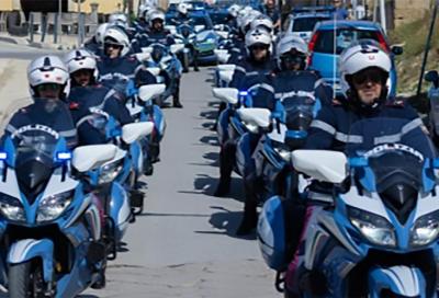 La Polizia stradale a fianco dei ciclisti per garantire la sicurezza del Giro d'Italia