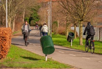 A Copenhagen persino il cestino fa l'inchino al ciclista 