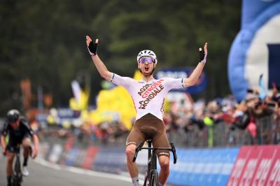 Giro d'Italia 2023, Tappa 4 a Aurélien Paret-Peintre. Leknessund in Rosa
